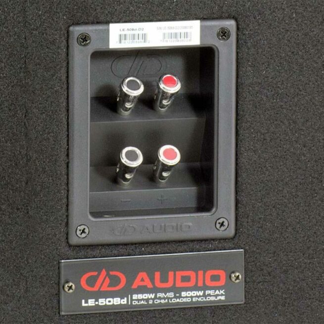 DD audio le 508d c DD Audio LE-508D-D2 valmiskotelo 8“ subwooferilla LE-M is more! DD Audion LE-M508D on kompaktin kokoinen valmiskotelo. Suositun LE-M08 valmiskotelon uusi sukupolvi joka on edeltäjäänsäkin parempi. Elementti on täysin uudistunut. Alaripustus, yläripustus, kartio ja kaikki osat tässä pikkujättiläisessä on suunniteltu ja tehty uusiksi jotta saadaan entistäkin parempi lopputulos. Erinomainen valinta lava-auton tai pakettiauton hyttiin tai henkilöautoon. Mahtuu helposti farmariauton tavaratilan verhon alle. Kotelotyyppi: Porttikotelo