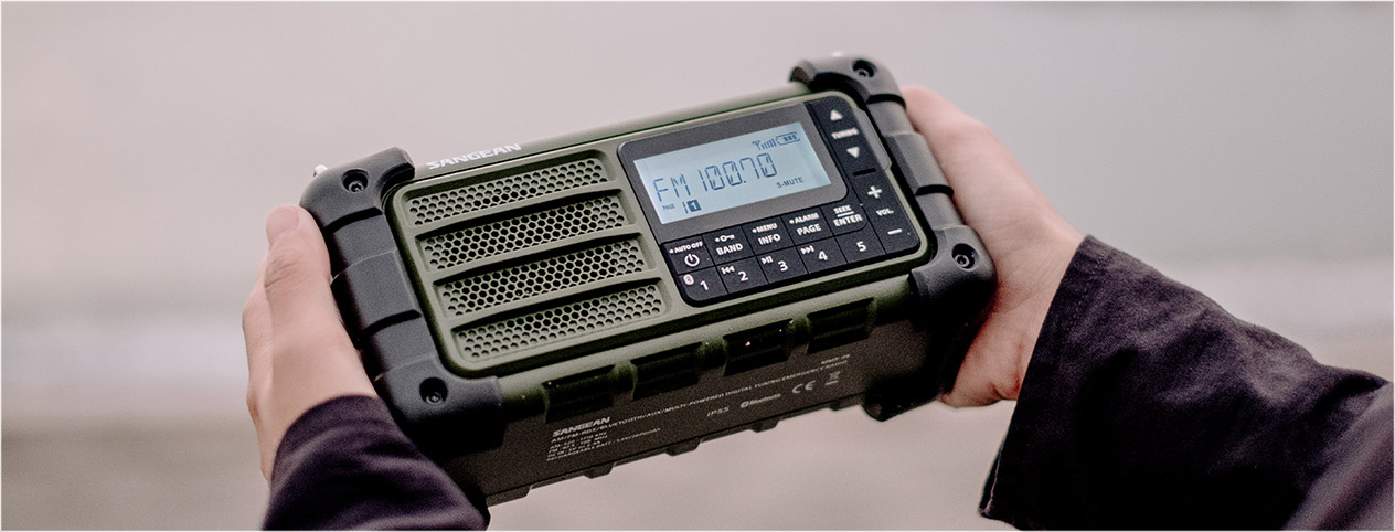 MMR 99 4 Sangean MMR-99 Extreme selviytymisradio, väri: hiekan ruskea Sangeanin järein, äärimmäisiin olosuhteisiin kehitetty ultimaattinen selviytymisradio, kammella ja/tai auringonvalolla ladattava hätävara radio. Sangeanin isoin hätävararadio jossa on tonneittain ominaisuuksia, kuten paras äänenlaatu, virtapankkiominaisuus ja ensiluokkainen AM/FM RDS viritin digitaalisella näytöllä jossa 40 tallennettavaa muistipaikkaa. Tämä radio on ultimaattisen selviytyjän valinta, se on IP-55 pöly -ja vesitiivis ja sen akkua voi ladata käsikammella, USB-C verkkovirtalaturilla tai jopa aurinkokennolla ja siinä on USB-A lähtö muiden usb laitteidesi lataamiseen. Toimii myös Bluetooth kaiuttimena ja varavirtalähteenä USB laitteillesi. Siinä on myös integroitu taskulamppu erilaisilla valotoiminnoilla joista on apua kaikenlaisissa hätätilanteissa. Varastosta löytyy väriä hiekan ruskea, vihreät on tällä hetkellä loppu varastosta.