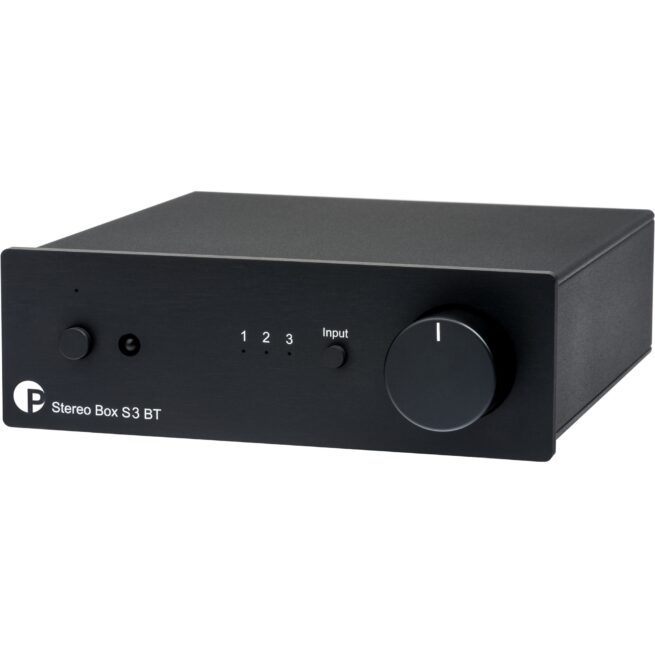 Stereo Box S3 BT black radiokulma.fi Pro-Ject Stereo Box S3 BT Pienoisvahvistin jossa Bluetooth Pienikokoinen integroitu stereovahvistin AptX HD 5.0 Bluetooth vastaanottimella sekä kaukosäätimellä. Voit liittää yhden parin perinteisiä passiivikaiuttimia ja/tai aktiivikaiutinparin. Striimaa musiikkisi tämän vahvistimen kautta kaiuttimiin. Mahdollistaa myös kahden perinteisen "johdollisen" laitteen liittämisen.  