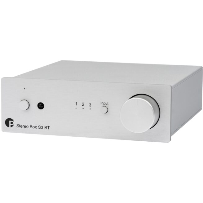 Stereo Box S3 BT silver radiokulma.fi Pro-Ject Stereo Box S3 BT Pienoisvahvistin jossa Bluetooth Pienikokoinen integroitu stereovahvistin AptX HD 5.0 Bluetooth vastaanottimella sekä kaukosäätimellä. Voit liittää yhden parin perinteisiä passiivikaiuttimia ja/tai aktiivikaiutinparin. Striimaa musiikkisi tämän vahvistimen kautta kaiuttimiin. Mahdollistaa myös kahden perinteisen "johdollisen" laitteen liittämisen.  