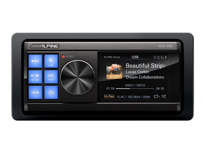 Alpine status HDS 990 Hi Res Audio Media ohjelmalahde 2 Alpine Status HDS-990 Ohjelmalähde Alpine Status -malliston Hi-Res Audio -soitin. HDS-990 asennetaan autosi alkuperäisen tai jälkiasenteisen soittimen rinnalle ja HDS-990 ei sisällä esim. radioviritintä tai Bluetooth handsfreetä, vaan näitä käytät ja hallitset tuttuun tapaan autosi nykyisestä soittimesta.  