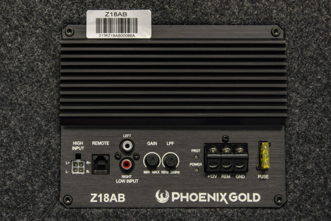 Phoenix Gold Z18AB 8 aktiivisubwoofer 2 Phoenix Gold Z18AB Aktiivisubwoofer Tyylikäs ja erittäin kompaktin kokoinen aktiivisubbari kasituumaisella elementillä ja 125W vahvistimella. Mukana kattavat asennustarvikkeet. Elementti: 8″ / 300mm Vahvistin: 125W (RMS) Vahvistimen tyyppi: AB (Mono) RCA- ja kaiutintasoinen sisääntulo Langallinen tasonsäädin: Kyllä Toistoalue: 10 – 200Hz