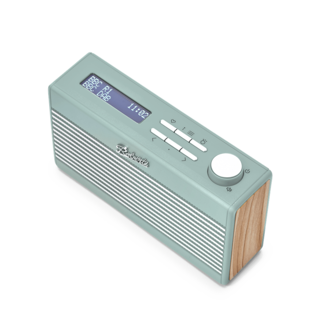 rambler mini radiokulma blue ylaviisto Roberts Rambler Mini Ladattava Bluetooth radio Alkuperäistä 1970-luvun muotoilua kunnioittava langaton radio, joka sopii vaikkapa taskuun tai käsilaukkuun. Hienon viimeistelyn kruunaa puusta valmistetut sivupaneelit. Unohda paristot, kytke vain USB-C kaapeli ladataksesi laitteen. Voit vastaanottaa DAB/DAB+/FM-radiolähetyksiä tai suoratoistaa ääntä Bluetoothin kautta liikkeellä ollessasi. Vieraile Robertsradio.fi maahantuonnin sivustolla ja tutustu tarinaan tuotemerkin takana      
