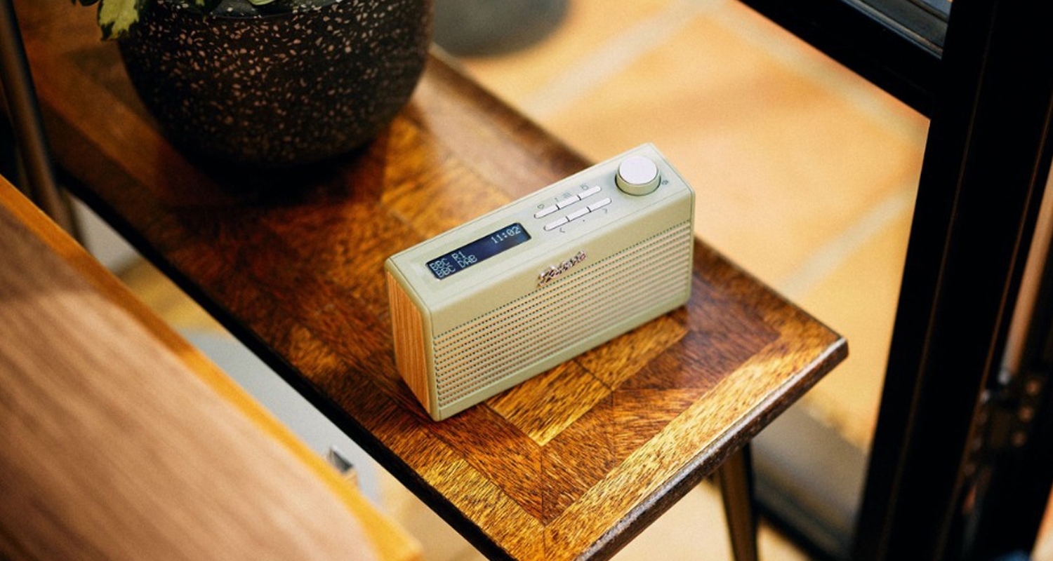 rambler mini slide Roberts Rambler Mini Ladattava Bluetooth radio Alkuperäistä 1970-luvun muotoilua kunnioittava langaton radio, joka sopii vaikkapa taskuun tai käsilaukkuun. Hienon viimeistelyn kruunaa puusta valmistetut sivupaneelit. Unohda paristot, kytke vain USB-C kaapeli ladataksesi laitteen. Voit vastaanottaa DAB/DAB+/FM-radiolähetyksiä tai suoratoistaa ääntä Bluetoothin kautta liikkeellä ollessasi. Vieraile Robertsradio.fi maahantuonnin sivustolla ja tutustu tarinaan tuotemerkin takana      