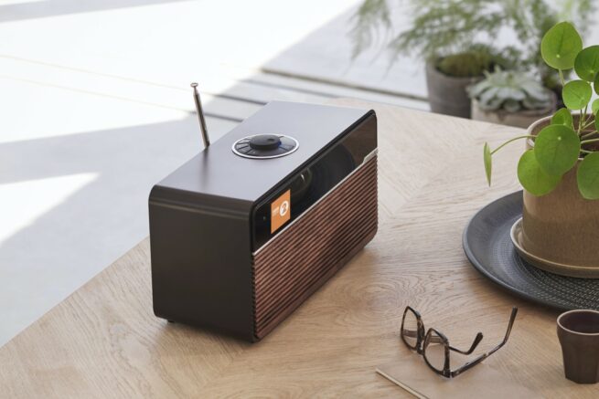 ruark audio r2 espresso poydalla Ruark Audio R2 Smart Musiikkijärjestelmä Uudistettu nautinnollinen kuuntelukokemus, stereo pöytäradio jossa WiFi/Bluetooth. Palkittu kolmannen sukupolven R2Mk4 ilmentää Ruark Audiolle ominaisia kompaktin musiikkitoiston periaatteita, jolloin se ei pelkästään vain näytä mahtavalta, vaan se myös kuulostaa siltä.