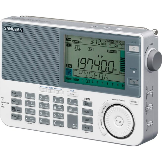 sangean ats 909x2 valkoinen radiokulma Sangean ATS-909X2 Maailmanradio Maailmankuulut, huipputason Sangean lyhytaaltoradiot nyt meiltä! Sangean ATS-909X on laajalti pidetty radioamatööriyhteisössä yhtenä parhaista kannettavista lyhytaaltoradioista. Nyt uudessa 2. sukupolven mallissaan, Sangean on tehnyt merkittäviä parannuksia jo valmiiksi erinomaiseen radiomalliinsa. Toimii sähköllä, paristoilla tai akkuparistoilla, sisäänrakennettu akkuparistojen ylläpitotoiminto pidettäessä radio sähkövirrassa. Taajuusalueet: LW 100 – 519 KHz / MW 520 – 1710 KHz / SW 1.711 – 29.999 MHz / FM 87.5 – 108 / 76 – 108 MHz / AIR BAND 118 – 137 MHz