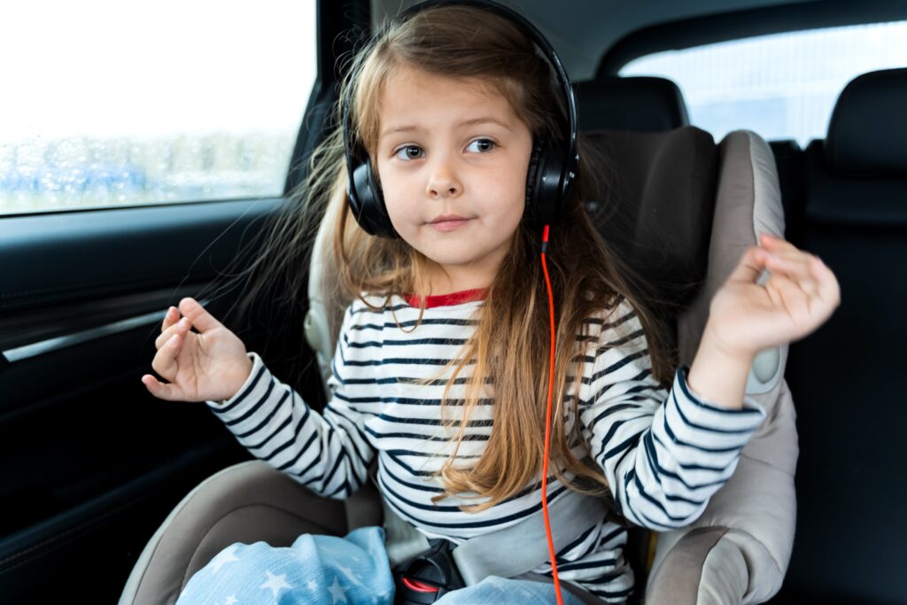 lapsi aanentoisto autossa Auton äänentoisto ja auton akustiikka ovat tärkeä osa kuljettajan ja matkustajien kokemaa ajon / kyydin laatua. Onneksi auton akustiikan parantamiseen on monia erilaisia vaihtoehtoja, jotka sopivat erilaisiin budjetteihin ja tarpeisiin.