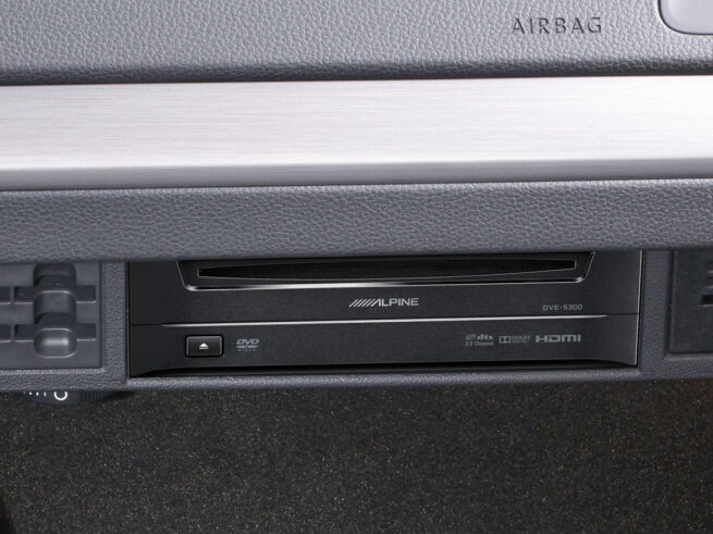 ALpine DVE 5300G VW tuotekuva DVE-5300G Alpine VW Golf DVD-soitin DVE-5300G on X901D-G7 soittimeen liitettävä DVD-/CD-pyöritin, joka sopii suoraan Golfin alkuperäisen CD-soittimen tilalle. Ääni ja kuva siirtyvät parhaalla mahdollisella laadulla, HDMI-kaapelia pitkin DVD-/CD-pyörittimeltä X901D-G7 soittimeen. Mikäli autosi on toimitettu tehtaalta ilman VW:n omaa hansikaslokerossa olevaa CD-soitinta, tarvitaan hansikaslokeroon VW:n alkuperäinen sovite CD-soittimelle