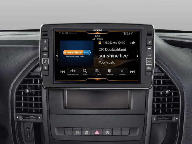 Alpine Mercedes Vito X902D V447 Navisoitin 5 1 Alpine X903D-V447 9" Navisoitin MB Vito W447 MB Vitoon (V447) tehty Premium navigointisoitin, kolmen vuoden ilmaisilla karttapäivityksillä, Apple CarPlay:llä, Android Auto:lla, HDMI-liitännöillä, Bluetoothilla, USB:llä ym.ym. X903D-V447 on entistä nopeammalla prosessorilla ja suuremmalla muistikapasiteetilla = Vielä aiempiakin malleja tehokkaampi ja nopeampi navigointi! HUOM: Soittimen valikot ovat suomen kielellä ja navigointi antaa myös opastukset suomeksi.