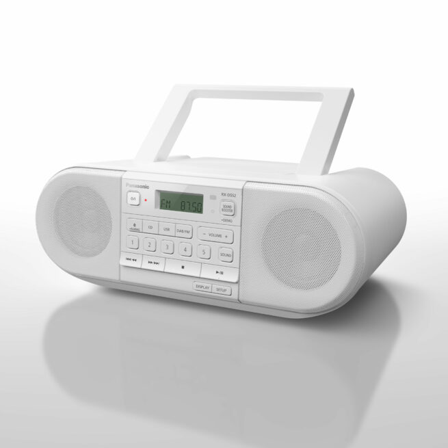 RX D550 valkoinen radiokulma.fi scaled Panasonic RX-D550 Kannettava CD FM Radio Bluetoothilla RX-D550 On tyylikäs ja kompakti, kannettava cd radio laite kaiuttimilla. Voit valita musiikkia FM-radiosta, toistaa CD-levyjä, suoratoistaa matkapuhelimestasi Bluetooth®-yhteydellä tai valita kappaleita suoraan USB:ltä. Toimii sähköllä tai paristoilla, varustettu kaukosäätimellä ja viidellä esivalintapainikkeella radiota varten.