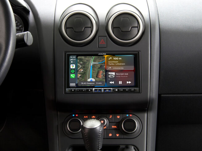 iLX 705D Qashqai kojelauta radiokulma.fi Alpine ILX-705D Nissan Qashqai Multisoitin Erittäin suosittu Alpine ILX-705D räätälöitynä Nissan Qashqai 2006 – 2013 autoihin, joissa perusmallin soiti tai tehdasasennettu navigointi, ei autoihin joissa bose. Apple CarPlay (Langaton) ja AndroidAuto ominaisuuksilla. Bluetooth langaton äänentoisto ja hands-free puhelut. Maailman ensimmäinen autoihin tehty jälkiasennussoitin, jossa Tidal streamaus täysin pakkaamattoman musiikin toistamiseen (päivitys versioon 2.0.000 vaaditaan).