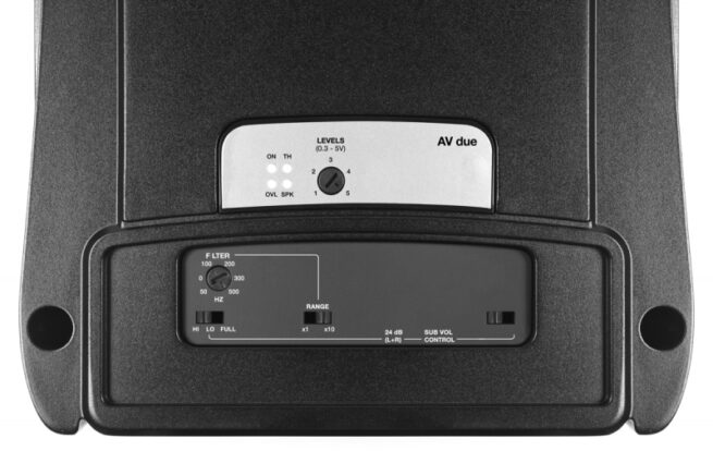 Audison AV due 2 kanavainen vahvistin 4 Audison AV due 900 W 2-kanavainen vahvistin Av due on stereovahvistin jota voidaan käyttää myös tehokkaana monovahvistimena subwooferille ja sillattuna se kykenee tuottamaan 900 W jatkuvaa tehoa yhteen kanavaan. Audisonin AMP (Amplifier Management Processor) tarkkailee jatkuvasti vahvistimen toimintatilaa ja ilmaisee sen käyttäjälle yläkanteen asetettujen LED-valojen kautta. Vahvistin pitää myös sisällään automaattisen herätteen ja sammutuksen signaalista, eli erillistä herätekaapelia ei tarvita. Vahvistimen SUB VOL liittimeen voidaan lisätä Audisonin VCRA kaukosäädin, jolloin vahvistimen sointitasoa voidaan säätää subwoofer-käytössä suoraan kuljettajan paikalta.