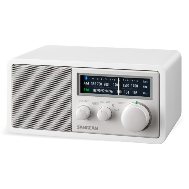 sangean wr 11bt white slant radiokulma.fi jpg Sangean WR-11BT+ Limited Edition White, Bluetooth pöytäradio Eleganttinen ja selkeäkäyttöinen perinteinen pöytäradio. Tyylikäs mattavalkoinen viimeistely sopii ihanteellisesti skandinaaviseen sisustustyyliin. Vain 3 pyöritettävää nappia tarvitaan äänenvoimakkuuden säätämiseksi, kanavien etsimiseksi ja kuunneltavan ohjelmalähteen valitsemiseksi. Voit käyttää sitä myös Bluetooth kaiuttimena tai lisäkaiuttimena esim. televisiolle (aux 3.5mm sisääntulo). Sisäänrakennettu antenni, liitäntä myös ulkoista antennijärjestelmää varten.