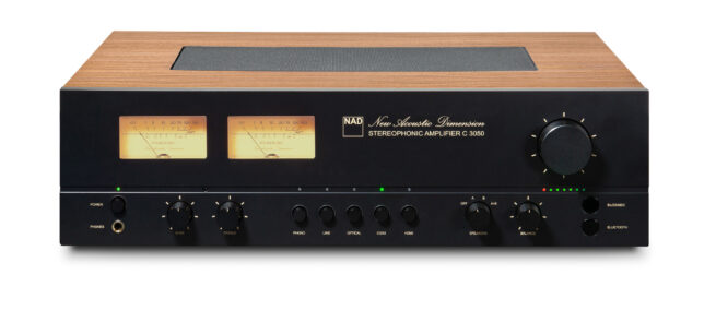NAD C3050 integroitu vintage vahvistin 1 NAD C3050 integroitu vintage vahvistin NAD (New Audio Dimension) perustettiin vuonna 1972 ja 50-vuotisjuhlan kunniaksi tuli myyntiin hieno juhlamalli C3050 LE. Limited malli on loppuunmyyty mutta valmistaja päätti kuitenkin jatkaa tuotteen valmistamista. NAD C3050 vahvistimessa on upea retromuotoilu, pähkinäpuinen kotelo, kaksi aitoa VU-mittaria, painikekytkimet ja NAD:in 1970-luvun klassinen tuotelogo. Vintage-ulkoasun kätkee sisäänsä täysin modernin vahvistimen edistyneillä ominaisuuksilla kuten HybridDigital UcD-vahvistin, MDC2 modulipaikka BluOs/Dirac modulille sekä HDMI eARC sisääntulo.