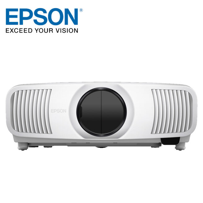 Epson EH LS11000W 5 Epson EH-LS11000W 3LCD 3D 4K PRO-UHD -Laser-kotiteatteriprojektori Nauti valkokangaselämyksestä kotonasi tällä 4K-laserprojektorilla, joka on HDR10+-yhteensopiva ja käyttää Epsonin 3LCD-tekniikkaa. Elokuvaharrastajat nauttivat suuresti tämän tehokkaan projektorin vaikuttavasta kuvasta. Yhdistelmä huipputekniikoita muodostavat yhdessä poikkeuksellisen laadukkaan kuvan suuren dynaamisen kontrastisuhteen (2 500 000:1), 4K-resoluution (8,3 miljoonaa pikseliä), 3LCD-tekniikan, laservalonlähteen sekä HDR10+-tuen avulla. Moottoroidun linssin siirron ja zoom-objektiivin ansiosta saat tarkan kuvan helposti.  
