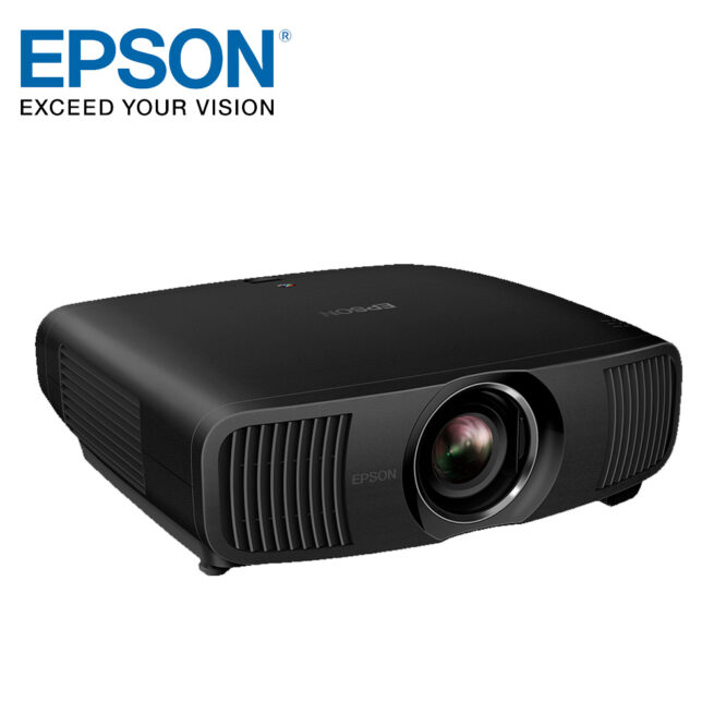 Epson EH LS12000B 1 Epson EH-LS12000B 3LCD 4K PRO-UHD -Laser-kotiteatteriprojektori Nauti valkokangaselämyksestä kotonasi tällä 4K-laserprojektorilla, joka on HDR10+-yhteensopiva ja käyttää Epsonin 3LCD-tekniikkaa. Elokuvaharrastajat nauttivat suuresti tämän tehokkaan projektorin vaikuttavasta kuvasta. Yhdistelmä huipputekniikoita muodostavat yhdessä poikkeuksellisen laadukkaan kuvan suuren dynaamisen kontrastisuhteen (2 500 000:1), 4K-resoluution (8,3 miljoonaa pikseliä), 3LCD-tekniikan, laservalonlähteen sekä HDR10+-tuen avulla. Moottoroidun linssin siirron ja zoom-objektiivin ansiosta saat tarkan kuvan helposti.