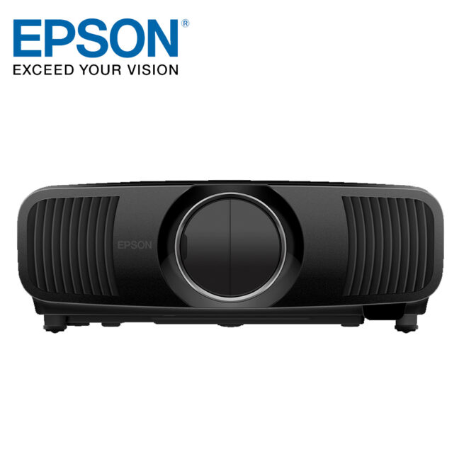 Epson EH LS12000B 3 Epson EH-LS12000B 3LCD 4K PRO-UHD -Laser-kotiteatteriprojektori Nauti valkokangaselämyksestä kotonasi tällä 4K-laserprojektorilla, joka on HDR10+-yhteensopiva ja käyttää Epsonin 3LCD-tekniikkaa. Elokuvaharrastajat nauttivat suuresti tämän tehokkaan projektorin vaikuttavasta kuvasta. Yhdistelmä huipputekniikoita muodostavat yhdessä poikkeuksellisen laadukkaan kuvan suuren dynaamisen kontrastisuhteen (2 500 000:1), 4K-resoluution (8,3 miljoonaa pikseliä), 3LCD-tekniikan, laservalonlähteen sekä HDR10+-tuen avulla. Moottoroidun linssin siirron ja zoom-objektiivin ansiosta saat tarkan kuvan helposti.