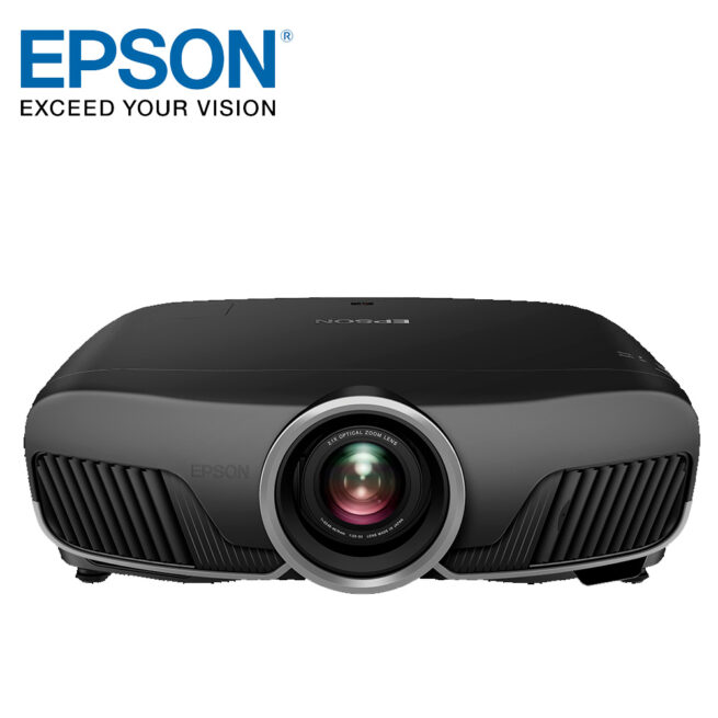 Epson EH TW9400 tuotekuva Epson EH-TW9400 3LCD 3D 4K PRO-UHD -kotiteatteriprojektori Koe elokuvateatterin taika kotonasi tällä HDR-valmiilla 4K PRO-UHD1 ‑projektorilla, joka hyödyntää Epsonin tekniikkaa sekä 3LCD-tekniikkaa. Elokuvaharrastajat nauttivat suuresti tämän tehokkaan 4K PRO-UHD1 -projektorin vaikuttavasta näytöstä. Yhdistelmä huipputekniikoita tuottaa poikkeuksellisen laadukkaan kuvan suuren dynaamisen kontrastisuhteen (1 200 000:1), 4K-skaalaustekniikan, 3LCD-tekniikan sekä Full HD-, UHD BD- ja HDR-tuen avulla. Moottoroidun optiikan ja kalibrointityökalujen ansiosta tarkan kuvan säätäminen on helppoa.
