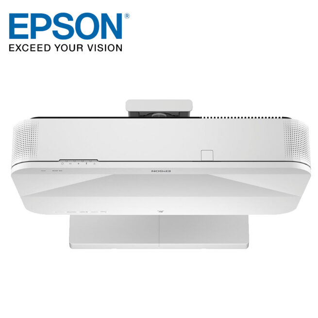 Epson EB 810E 2 Epson EB-810E Super UST 4KE -laserprojektori EB-810E on Epsonin ensimmäinen erittäin lyhyen heijastusetäisyyden 4KE-laserprojektori. Se on suunniteltu yrityskäyttöön, hybridityöskentelyyn ja näyttelyihin. EB-810E heijastaa kirkkaan 4KE-kuvan jopa 160” koossa vain muutaman senttimetrin etäisyydeltä seinästä. Se tarjoaa suuren, edullisen ja energiatehokkaan näyttöratkaisun helpolla ja nopealla asennuksella, ja heijastaa sisällön hämmästyttävän selkeästi.