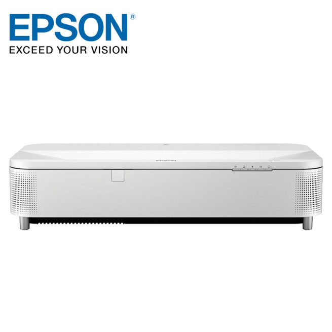 Epson EB 810E 4 Epson EB-810E Super UST 4KE -laserprojektori EB-810E on Epsonin ensimmäinen erittäin lyhyen heijastusetäisyyden 4KE-laserprojektori. Se on suunniteltu yrityskäyttöön, hybridityöskentelyyn ja näyttelyihin. EB-810E heijastaa kirkkaan 4KE-kuvan jopa 160” koossa vain muutaman senttimetrin etäisyydeltä seinästä. Se tarjoaa suuren, edullisen ja energiatehokkaan näyttöratkaisun helpolla ja nopealla asennuksella, ja heijastaa sisällön hämmästyttävän selkeästi.
