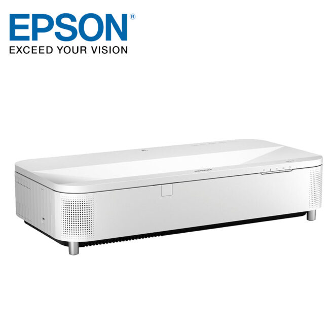 Epson EB 810E 5 Epson EB-810E Super UST 4KE -laserprojektori EB-810E on Epsonin ensimmäinen erittäin lyhyen heijastusetäisyyden 4KE-laserprojektori. Se on suunniteltu yrityskäyttöön, hybridityöskentelyyn ja näyttelyihin. EB-810E heijastaa kirkkaan 4KE-kuvan jopa 160” koossa vain muutaman senttimetrin etäisyydeltä seinästä. Se tarjoaa suuren, edullisen ja energiatehokkaan näyttöratkaisun helpolla ja nopealla asennuksella, ja heijastaa sisällön hämmästyttävän selkeästi.