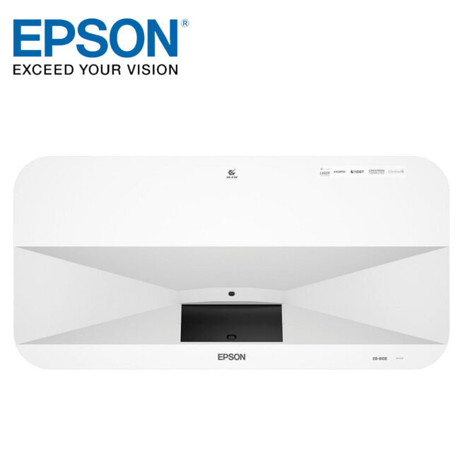 Epson EB 810E 6 Epson EB-810E Super UST 4KE -laserprojektori EB-810E on Epsonin ensimmäinen erittäin lyhyen heijastusetäisyyden 4KE-laserprojektori. Se on suunniteltu yrityskäyttöön, hybridityöskentelyyn ja näyttelyihin. EB-810E heijastaa kirkkaan 4KE-kuvan jopa 160” koossa vain muutaman senttimetrin etäisyydeltä seinästä. Se tarjoaa suuren, edullisen ja energiatehokkaan näyttöratkaisun helpolla ja nopealla asennuksella, ja heijastaa sisällön hämmästyttävän selkeästi.
