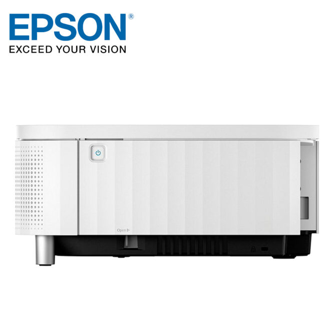 Epson EB 810E 7 Epson EB-810E Super UST 4KE -laserprojektori EB-810E on Epsonin ensimmäinen erittäin lyhyen heijastusetäisyyden 4KE-laserprojektori. Se on suunniteltu yrityskäyttöön, hybridityöskentelyyn ja näyttelyihin. EB-810E heijastaa kirkkaan 4KE-kuvan jopa 160” koossa vain muutaman senttimetrin etäisyydeltä seinästä. Se tarjoaa suuren, edullisen ja energiatehokkaan näyttöratkaisun helpolla ja nopealla asennuksella, ja heijastaa sisällön hämmästyttävän selkeästi.