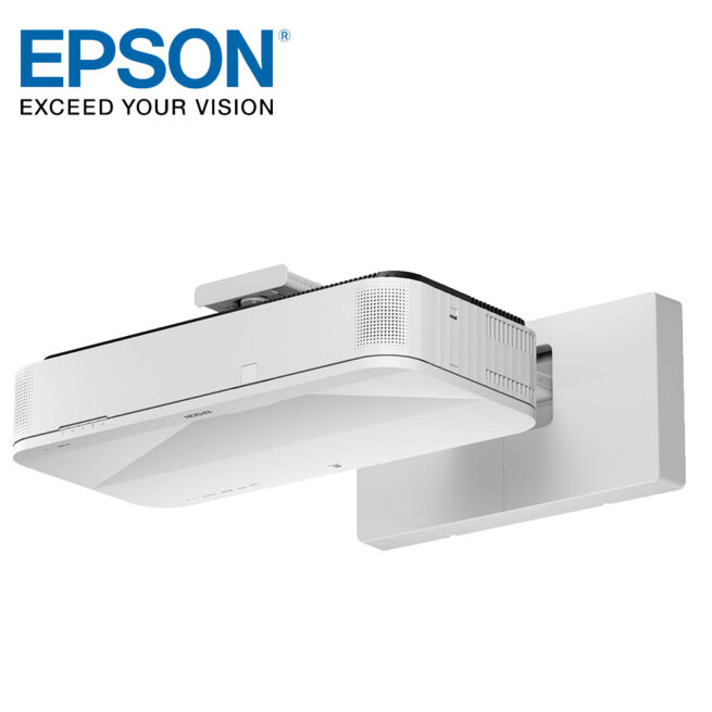 Epson EB 810E tuotekuva Epson EB-810E Super UST 4KE -laserprojektori EB-810E on Epsonin ensimmäinen erittäin lyhyen heijastusetäisyyden 4KE-laserprojektori. Se on suunniteltu yrityskäyttöön, hybridityöskentelyyn ja näyttelyihin. EB-810E heijastaa kirkkaan 4KE-kuvan jopa 160” koossa vain muutaman senttimetrin etäisyydeltä seinästä. Se tarjoaa suuren, edullisen ja energiatehokkaan näyttöratkaisun helpolla ja nopealla asennuksella, ja heijastaa sisällön hämmästyttävän selkeästi.