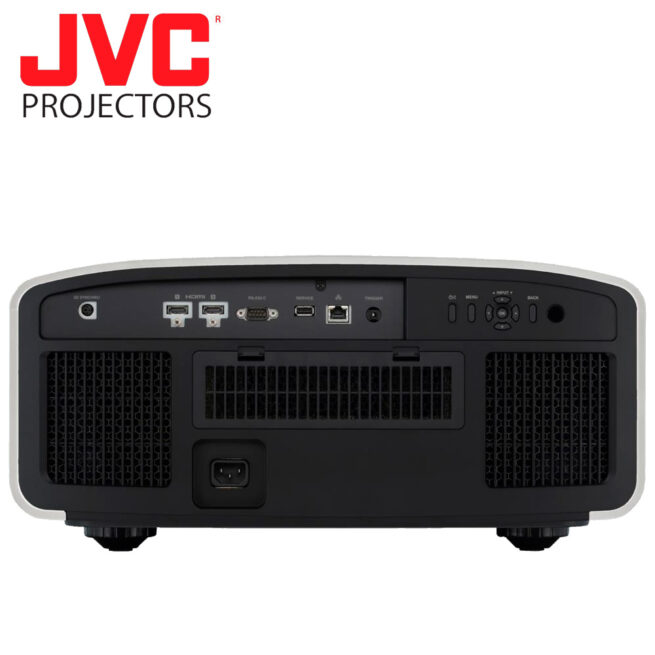 JVC DLA NP5W 2 JVC DLA-NP5 4K HDMI 2.1 kotiteatteriprojektori JVC DLA-NP5 D-ILA -kotiteatteriprojektorissa on täysiverinen HDMI 2.1 4K120p-tulo, joka toistaa parhaimmillaan täyden 4K-resoluution (4096 x 2160 pikseliä) kuvanlaatua. 4K120p-tulo tekee projektorista myös ihanteellisen pelaamiseen yhdistettynä Low Latency -tilaan. Projektoria ohjaavat kolme 0,69 tuuman alkuperäistä 4K D-ILA -kennoa ja 17 elementtinen, 15 ryhmäinen lasilinssi, jonka halkaisija on 65 mm. Korkean resoluution tekniikka ja objektiivi heijastavat kuvan näytön jokaiseen kulmaan terävästi ja jopa 1900 lumenin kirkkaudella. Projektori on yhteensopiva uusimpien HDR10+-, HLG- ja Frame Adapt HDR with Theater Optimer -formaattien kanssa. HUOM! Mustan mallin hinta 5.990 €  