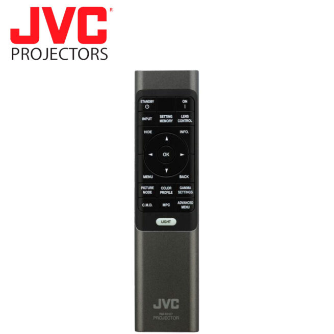 JVC DLA NP5 kaukosaadin JVC DLA-NP5 4K HDMI 2.1 kotiteatteriprojektori JVC DLA-NP5 D-ILA -kotiteatteriprojektorissa on täysiverinen HDMI 2.1 4K120p-tulo, joka toistaa parhaimmillaan täyden 4K-resoluution (4096 x 2160 pikseliä) kuvanlaatua. 4K120p-tulo tekee projektorista myös ihanteellisen pelaamiseen yhdistettynä Low Latency -tilaan. Projektoria ohjaavat kolme 0,69 tuuman alkuperäistä 4K D-ILA -kennoa ja 17 elementtinen, 15 ryhmäinen lasilinssi, jonka halkaisija on 65 mm. Korkean resoluution tekniikka ja objektiivi heijastavat kuvan näytön jokaiseen kulmaan terävästi ja jopa 1900 lumenin kirkkaudella. Projektori on yhteensopiva uusimpien HDR10+-, HLG- ja Frame Adapt HDR with Theater Optimer -formaattien kanssa. HUOM! Mustan mallin hinta 5.990 €  