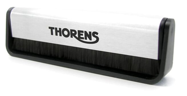Thorens Carbon Brush Thorens hiilikuituinen levyharja Thorens Carbon Brush on jokaisen vinylistin välttämätön tarvike jolla varmistetaan, että vinyyli on pölytön ennen toistoa. Antistaattisen rakenteen vuoksi ei tarvita liuottimia. Kaksi pehmeää hiilikuituharjaa kummallakin puolella tehokkaaseen pölynpoistoon. Hiilikuituinen, antistaattinen levyharja lp-levyjen tehokkaaseen ja helppoon pölynpoistoon.