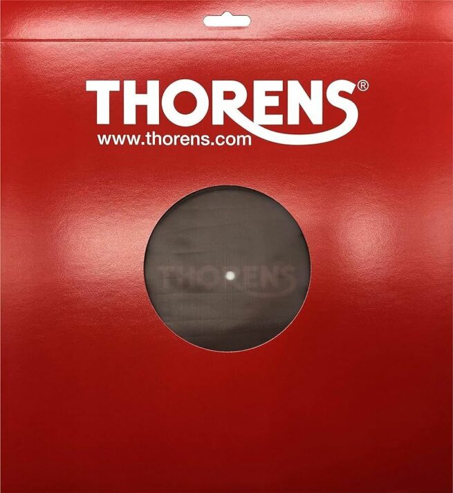 Thorens Leather Turntable Mat 03 Thorens Leather Turntable Mat - Nahkainen levymatto Korkealaatuisesta nahasta valmistettu levymatto upealla Thorens logolla. Auttaa vaimentamaan vinyylilevyn toistossa aiheutuvia resonansseja ja takaamaan levylle tasaisen sekä vaimennetun kyydin.