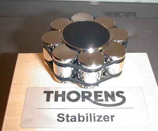 Thorens Stabilizer 02 Thorens Stabilizer - Vakautuspaino Vakautuspaino jolla voidaan ehkäistä levyn huojuntaa ja parantaa neulaseurantaa. Paino 550g. Toimitetaan tyylikkäässä puulaatikossa.