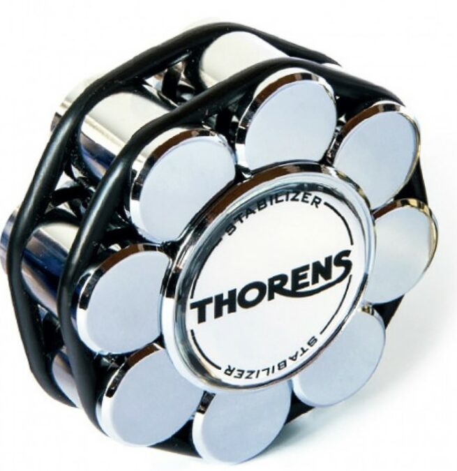 Thorens Stabilizer 04 Thorens Stabilizer - Vakautuspaino Vakautuspaino jolla voidaan ehkäistä levyn huojuntaa ja parantaa neulaseurantaa. Paino 550g. Toimitetaan tyylikkäässä puulaatikossa.
