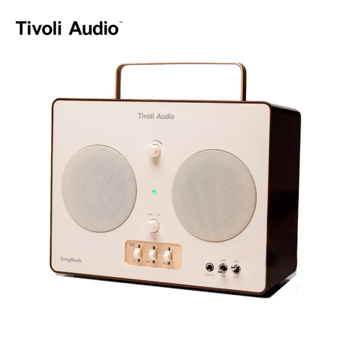 Tivoli Songbook kerma 1 Tivoli Audio SongBook Bluetooth-kaiutin Tivoli Audio SongBook -kannettava Bluetooth-kaiutin ihastuttaa ajattomalla muotoilulla ja moderneilla ominaisuuksilla. Retrohenkinen ulkomuoto ja kaksi valloittavaa värivaihtoehtoa tekevät siitä tyylipuhtaan valinnan samalla, kun analoginen taajuuskorjain mahdollistaa äänentoiston mukauttamisen omia toiveita vastaavaksi. Suoratoista musiikkia Bluetooth 5.3 -yhteydellä ja nauti vangitsevasta äänenlaadusta langattomasti yhteensä jopa 10 tuntia. AUX-tulon ansiosta voit tuoda musiikin kaiuttimeen myös johdolla ulkoisesta äänilähteestä. Integroidun kantokahvan ja IPX4-luokituksen säänkestävyyden ansiosta kaiutin on helppo napata mukaan matkaan.