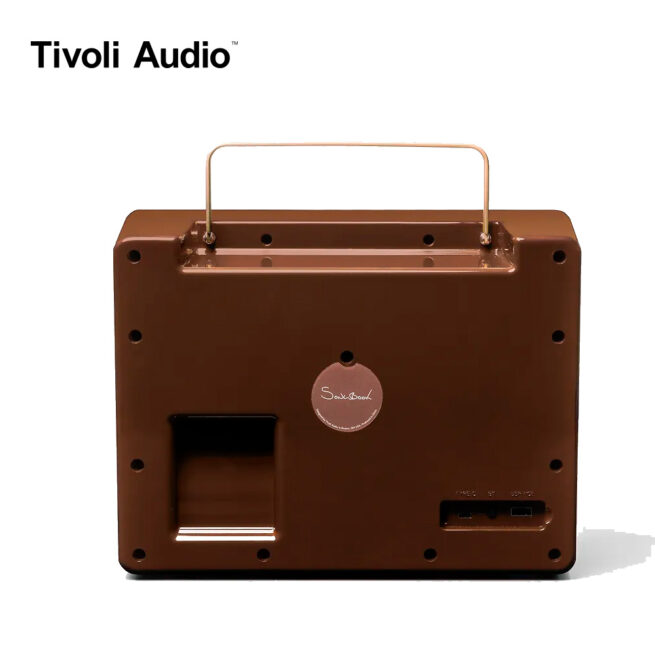 Tivoli Songbook kerma 2 Tivoli Audio SongBook Bluetooth-kaiutin Tivoli Audio SongBook -kannettava Bluetooth-kaiutin ihastuttaa ajattomalla muotoilulla ja moderneilla ominaisuuksilla. Retrohenkinen ulkomuoto ja kaksi valloittavaa värivaihtoehtoa tekevät siitä tyylipuhtaan valinnan samalla, kun analoginen taajuuskorjain mahdollistaa äänentoiston mukauttamisen omia toiveita vastaavaksi. Suoratoista musiikkia Bluetooth 5.3 -yhteydellä ja nauti vangitsevasta äänenlaadusta langattomasti yhteensä jopa 10 tuntia. AUX-tulon ansiosta voit tuoda musiikin kaiuttimeen myös johdolla ulkoisesta äänilähteestä. Integroidun kantokahvan ja IPX4-luokituksen säänkestävyyden ansiosta kaiutin on helppo napata mukaan matkaan.