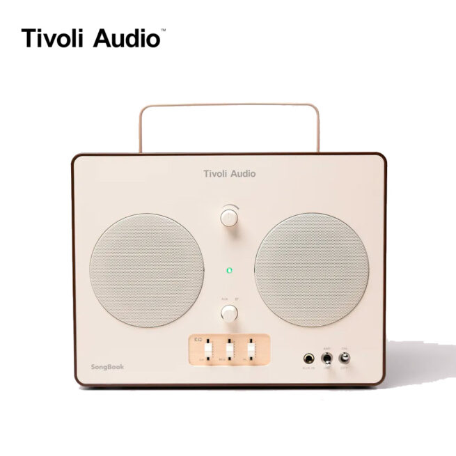 Tivoli Songbook muunnelmakuva kerma ruskea Tivoli Audio SongBook Bluetooth-kaiutin Tivoli Audio SongBook -kannettava Bluetooth-kaiutin ihastuttaa ajattomalla muotoilulla ja moderneilla ominaisuuksilla. Retrohenkinen ulkomuoto ja kaksi valloittavaa värivaihtoehtoa tekevät siitä tyylipuhtaan valinnan samalla, kun analoginen taajuuskorjain mahdollistaa äänentoiston mukauttamisen omia toiveita vastaavaksi. Suoratoista musiikkia Bluetooth 5.3 -yhteydellä ja nauti vangitsevasta äänenlaadusta langattomasti yhteensä jopa 10 tuntia. AUX-tulon ansiosta voit tuoda musiikin kaiuttimeen myös johdolla ulkoisesta äänilähteestä. Integroidun kantokahvan ja IPX4-luokituksen säänkestävyyden ansiosta kaiutin on helppo napata mukaan matkaan.