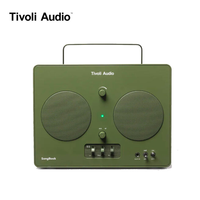 Tivoli Songbook muunnelmakuva vihrea Tivoli Audio SongBook Bluetooth-kaiutin Tivoli Audio SongBook -kannettava Bluetooth-kaiutin ihastuttaa ajattomalla muotoilulla ja moderneilla ominaisuuksilla. Retrohenkinen ulkomuoto ja kaksi valloittavaa värivaihtoehtoa tekevät siitä tyylipuhtaan valinnan samalla, kun analoginen taajuuskorjain mahdollistaa äänentoiston mukauttamisen omia toiveita vastaavaksi. Suoratoista musiikkia Bluetooth 5.3 -yhteydellä ja nauti vangitsevasta äänenlaadusta langattomasti yhteensä jopa 10 tuntia. AUX-tulon ansiosta voit tuoda musiikin kaiuttimeen myös johdolla ulkoisesta äänilähteestä. Integroidun kantokahvan ja IPX4-luokituksen säänkestävyyden ansiosta kaiutin on helppo napata mukaan matkaan.