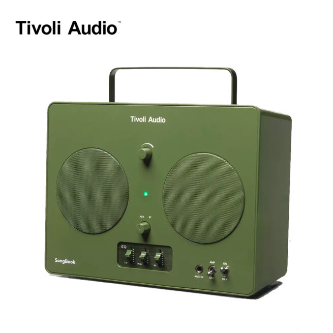 Tivoli Songbook vihrea 1 Tivoli Audio SongBook Bluetooth-kaiutin Tivoli Audio SongBook -kannettava Bluetooth-kaiutin ihastuttaa ajattomalla muotoilulla ja moderneilla ominaisuuksilla. Retrohenkinen ulkomuoto ja kaksi valloittavaa värivaihtoehtoa tekevät siitä tyylipuhtaan valinnan samalla, kun analoginen taajuuskorjain mahdollistaa äänentoiston mukauttamisen omia toiveita vastaavaksi. Suoratoista musiikkia Bluetooth 5.3 -yhteydellä ja nauti vangitsevasta äänenlaadusta langattomasti yhteensä jopa 10 tuntia. AUX-tulon ansiosta voit tuoda musiikin kaiuttimeen myös johdolla ulkoisesta äänilähteestä. Integroidun kantokahvan ja IPX4-luokituksen säänkestävyyden ansiosta kaiutin on helppo napata mukaan matkaan.