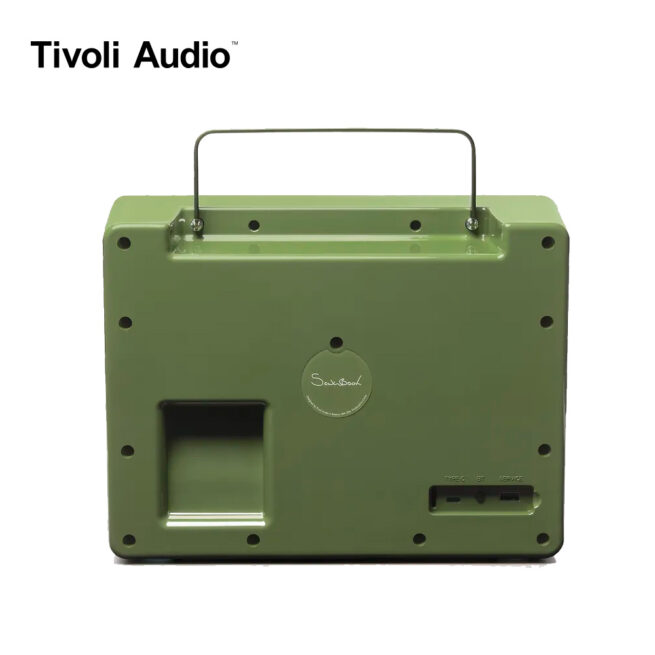 Tivoli Songbook vihrea 2 Tivoli Audio SongBook Bluetooth-kaiutin Tivoli Audio SongBook -kannettava Bluetooth-kaiutin ihastuttaa ajattomalla muotoilulla ja moderneilla ominaisuuksilla. Retrohenkinen ulkomuoto ja kaksi valloittavaa värivaihtoehtoa tekevät siitä tyylipuhtaan valinnan samalla, kun analoginen taajuuskorjain mahdollistaa äänentoiston mukauttamisen omia toiveita vastaavaksi. Suoratoista musiikkia Bluetooth 5.3 -yhteydellä ja nauti vangitsevasta äänenlaadusta langattomasti yhteensä jopa 10 tuntia. AUX-tulon ansiosta voit tuoda musiikin kaiuttimeen myös johdolla ulkoisesta äänilähteestä. Integroidun kantokahvan ja IPX4-luokituksen säänkestävyyden ansiosta kaiutin on helppo napata mukaan matkaan.