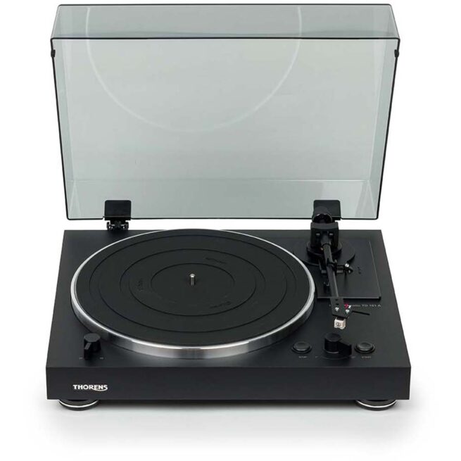 radiokulma.fi THORENS TD101 2 Thorens TD 101 A Levysoitin, täysautomaattinen Thorens TD 101 A on laadukas ja helppokäyttöinen täysautomaattinen levysoitin, joka tekee vinyylilevyjen kuuntelusta vaivatonta. Levysoittimen sisäänrakennetun RIAA-korjaimen ansiosta sen voi liittää myös laitteisiin, joissa ei ole erillistä levysoitinliitäntää (phono). Lisäksi RIAA-korjain voidaan halutessa kytkeä pois päältä.