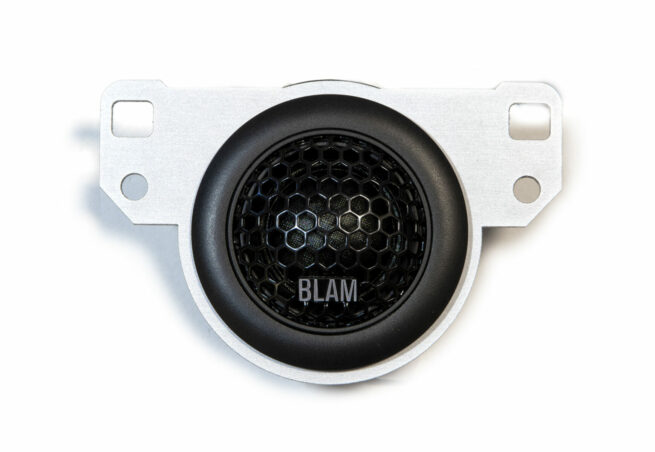 BLAM erillissarja 200rs audi a6 a7 5 BLAM 200RS-Audi A6 & A7 8″ Plug & Play erillissarja BLAM 200RS-Audi on Suomessa suunniteltu ja kasattu erillissarja Audi A6 ja Audi A7 autoihin. Kaiutinsarjan lähtökohtana on ranskalaisen BLAM:n erittäin suosittu 8″ erillissarja 200RS, joka on modifioitu niin, että sarjalla voidaan korvata Audin alkuperäiset kaiuttimet. Erillissarja A6 ja A7 Audin etuoviin. Yhteensopivat mallit: Audi A6 (C7) 2011-2015 Audi A6 (C7) Facelift 2011-2018 Audi A6 (C8) 2018-> Audi A7 (4G8) 2010-2015 Audi A7 (4G8) Facelift 2015-2018 Audi A7 (4K8) 2018->