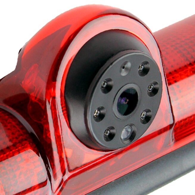 CAM FT1 02 2 CAM-FT1 lisäjarruvalokamera Fiat Ducatoon 2015-2021 Automallikohtainen peruutuskamera asennetaan auton alkuperäisen lisäjarruvalon paikalle. Lisäjarruvalokamera on IP68 suojauksella, joten kamera on täysin pölytiivis ja kestää korkeapaineisen vesisuihkun. CAM-FT1 on kiinteällä 70cm kaapeli moninapaliittimellä, jolla kamera liitetään mukana tulevaan jatkojohtoon. Kamerassa on infrapunaledit, joten kamera pystyy tuottaamaan kuvan myös täysin pimeässä (0 lux).