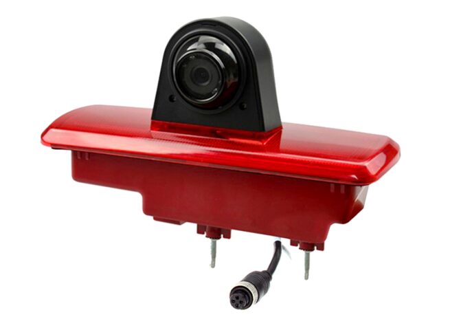 CAM RT2.2 01 Renault Trafic jarruvalokamera 2 CAM-RT2.2 lisäjarruvalokamera Renault Trafic 2014 – 2021 Automallikohtainen peruutuskamera asennetaan auton alkuperäisen lisäjarruvalon paikalle. Lisäjarruvalokamera on IP68 suojauksella, joten kamera on täysin pölytiivis ja kestää korkeapaineisen vesisuihkun. Kamerassa on kiinteä kaapeli moninapaliittimellä ja kameran mukana toimitetaan 10m kaapeli, jolla kamera yhdistetään esim. Alpinen soittimeen tai erilliseen näyttöön. Kamerassa on infrapunaledit, joten kamera pystyy tuottaamaan kuvan myös täysin pimeässä (0 lux).