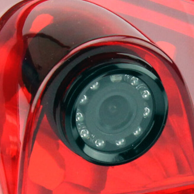 CAM RT3 01 Renault Master jarruvalokamera 2 CAM-RT3 lisäjarruvalokamera Renault Master 2010 – 2021 (3rd gen) Automallikohtainen peruutuskamera asennetaan auton alkuperäisen lisäjarruvalon paikalle. Lisäjarruvalokamera on IP68 suojauksella, joten kamera on täysin pölytiivis ja kestää korkeapaineisen vesisuihkun. Kamerassa on kiinteä kaapeli moninapaliittimellä ja kameran mukana toimitetaan 10m kaapeli, jolla kamera yhdistetään esim. Alpinen soittimeen tai erilliseen näyttöön. Kamerassa on infrapunaledit, joten kamera pystyy tuottaamaan kuvan myös täysin pimeässä (0 lux).