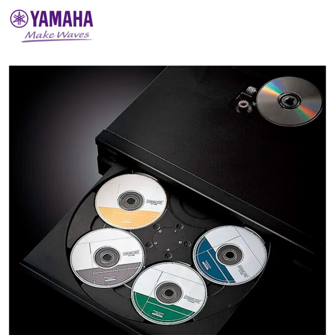 Yamaha CD C603 karuselli Yamaha CD-C603 monilevy CD Soitin Ainutlaatuinen CD- vaihtaja. Play X Change -toiminnolla voit vaihtaa CD-levyä samalla kun toistettava CD jatkaa soittoaan. Näin voit kuunnella musiikkia keskeytyksettä ja samalla vaihtaa suosikkilevyysi. Lisäksi CD-C603-soittimessa on täysin avautuva levykelkka, johon voi vaihtaa 5 levyä kerralla. CD-levyjen lisäksi laite toistaa USB-muistilaitteeseen tallennettuja musiikkitiedostoja (MP3, WMA, AAC, WAV, FLAC) etupaneelin USB-portin kautta.