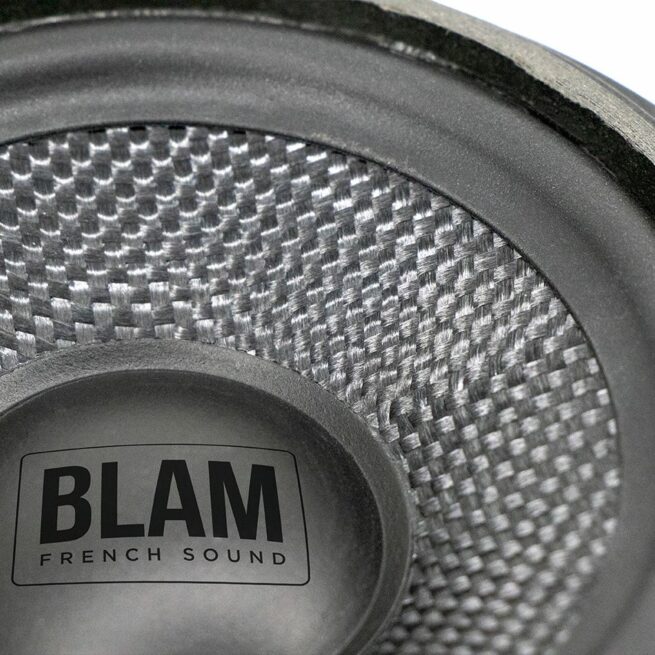 BLAM BM 100 NS midi lahelta radiokulma.fi BLAM BM 100 NS BMW Fit In 4" Erillissarja BMW Plug & Play erillissarja. Keskiääninen, lasikuituvahvistetulla komposiittirungolla oleva kaiutin, istuu suoraan alkuperäisen kaiuttimen paikalle, eikä vaadi mitään muokkauksia auton rakenteisiin tai johdotuksiin. Diskantteina BLAM luottaa neutraaleihin ja rasittamattomiin kangaskalottidiskantteihin, jotka midien lailla on helppo asentaa ja diskantit sopivat suoraan bemarin alkuperäisten diskanttien tilalle.