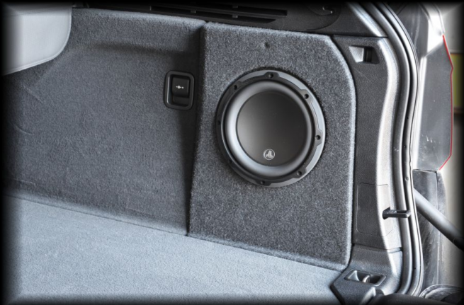 FBbmw22 malli radiokulma.fi BMW X5 F15 2013-2018 Subikotelo Tyylikäs subwooferkotelo, yhteensopiva automerkki ja malli: BMW X5 F15 2013 - 2018. Valmistettu tukevasta MDF levystä, verhoiltu hyvin kulutusta kestävällä huovalla, jonka ansiosta subbarikotelot näyttävät kuin uusilta vuosienkin käytön jälkeen. Tehty 8" subwooferille, sopii tavaratilaan kylkiposkeen. Tilaustuote, tarkista toimitusaika ennen tilausta.