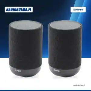 Kaksi mustaa Denon Home 200 -kaiutinta Radiokulman bränditaustalla