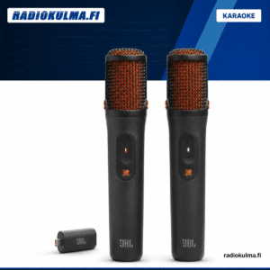 JBL EasySing Mics -kaksi mustaa langatonta karaokemikrofonia ja USB-C AI-dongle Radiokulma.fi-tuotekuvassa.